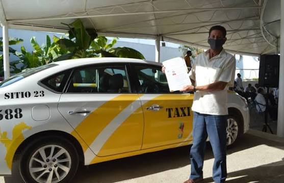 Entrega de la concesión del Sitio 23 de taxis en La Barca