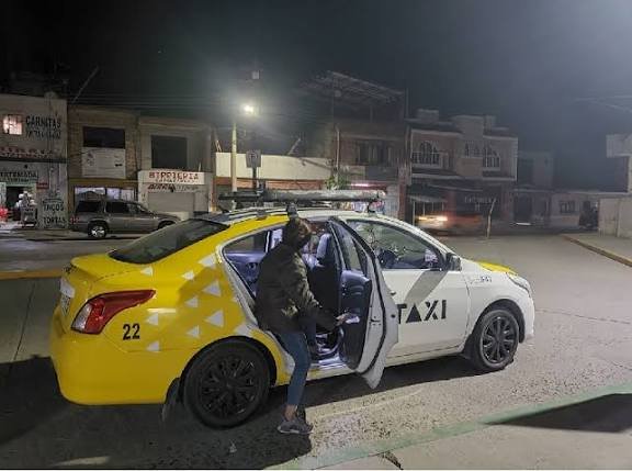 Taxi en La Barca de noche, unidad 22 recogiendo pasaje